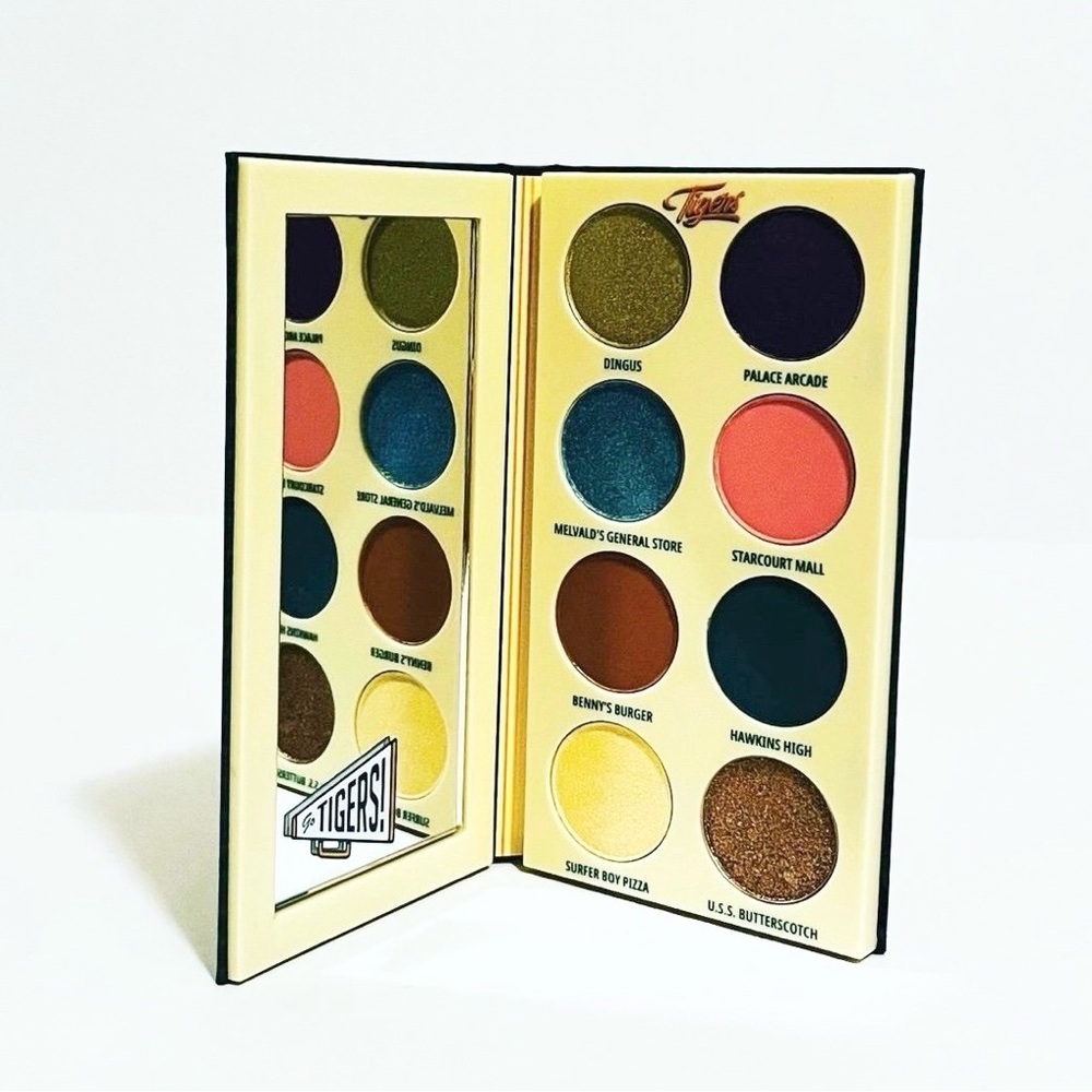 MAC X Stranger Things Hawkins Class of 1986 Eye Palette - Picture 3 of 13
